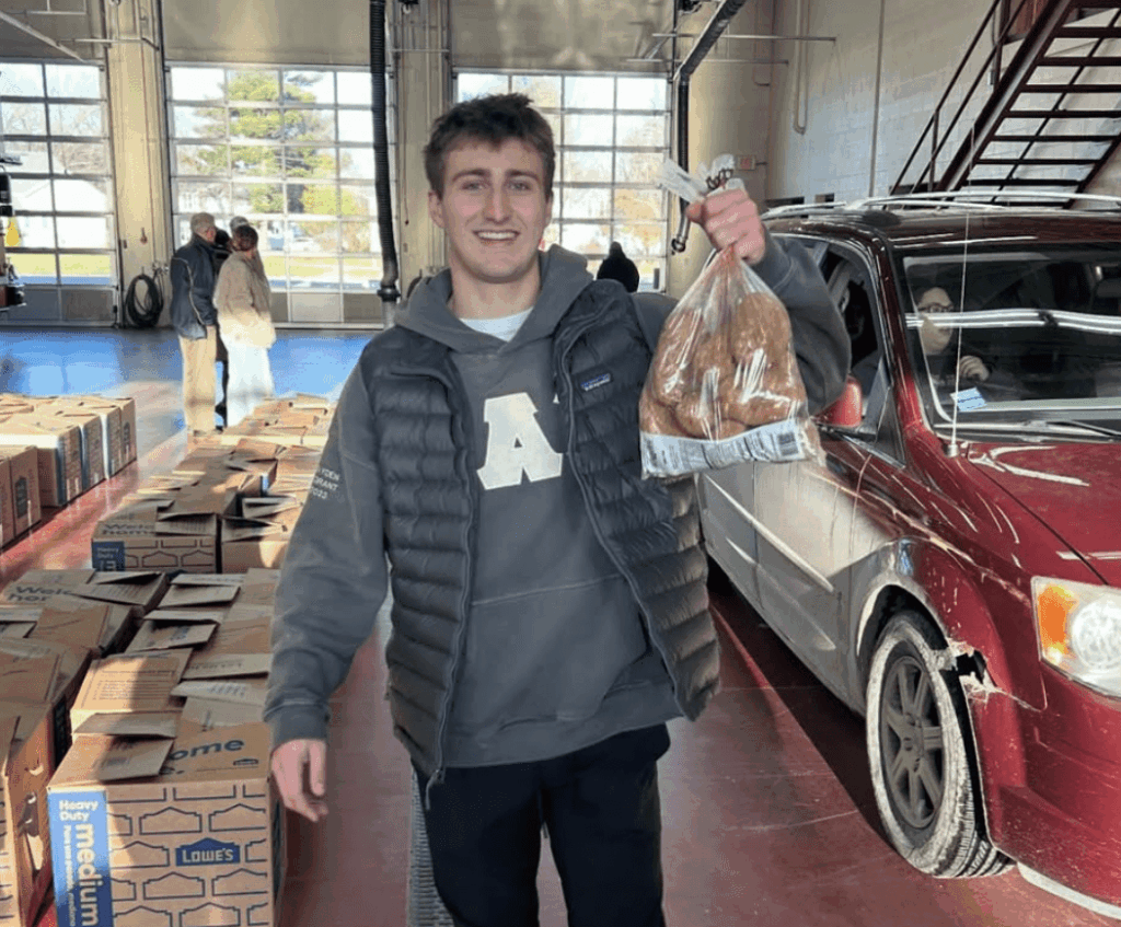 sae Rotary Thanksgiving outreach provides meals to 76 families