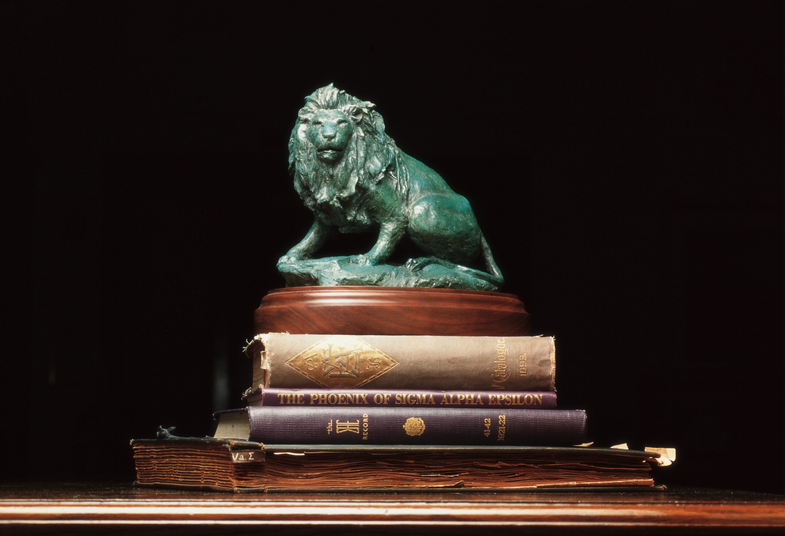 SAE lion desktop statue